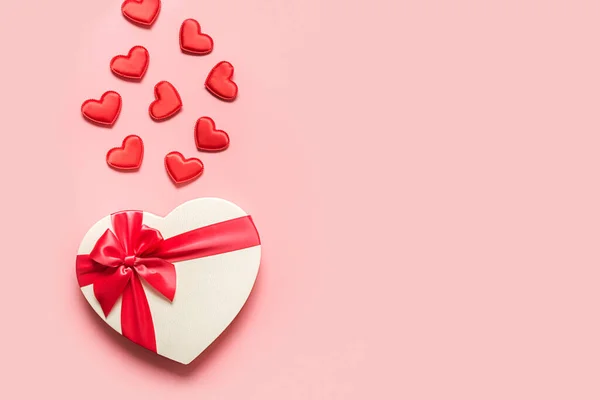 Valentijnskaart witte doos met rode hartjes. — Stockfoto