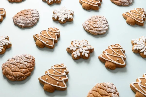 Рождественское домашнее пряничное печенье на голубом. — стоковое фото