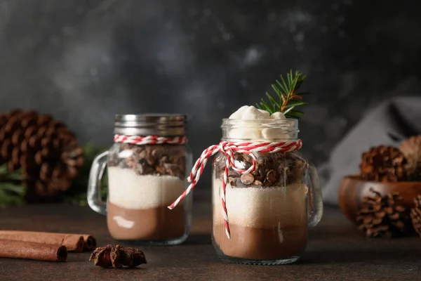 Два Самодельных Рождественских Подарка Стакане Приготовления Шоколадного Напитка Тёмном Фоне — стоковое фото