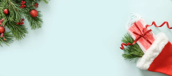 Koruyucu Tıbbi Maskeli Noel Afişi Noel Baba Şapkası Kırmızı Süsleme — Stok fotoğraf