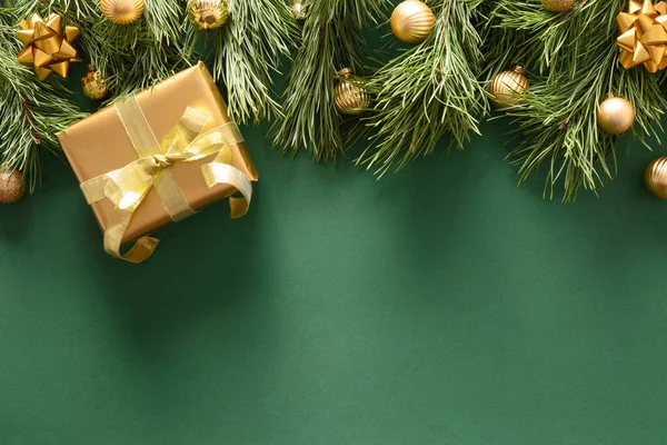 Vánoční hranice zlatého dárku a míče na zelené. — Stock fotografie
