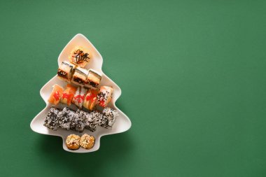 Noel ağacı olarak hazırlanmış suşi yeşilde köknar dalları süslüyor..