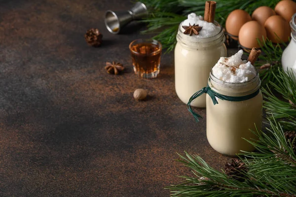 Ponche Huevo Navideño Navideño Tarro Albañil Con Especias Alcohol Sobre —  Fotos de Stock