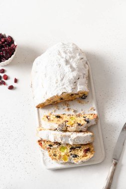 Beyaz arka planda Noel süsleri. Kapatın. Dikey format. Neşeli Alman ekmeği .