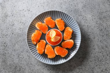 Yeni yıl ya da Noel partisi için kırmızı havyarlı kanepe. Yukarıdan görüntüle.