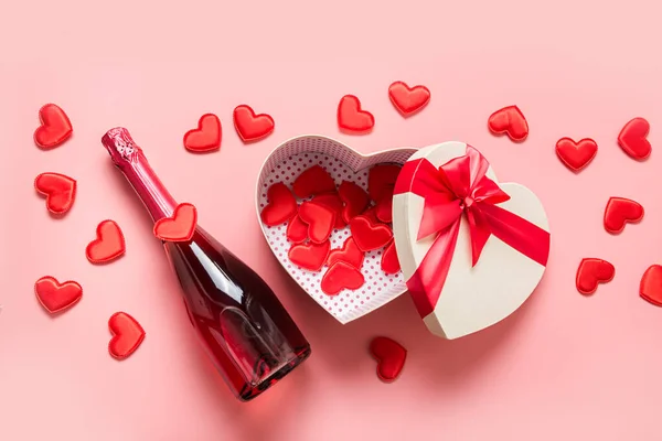 발렌타인데 박스는 모양이고 배경으로 빛나는 와인입니다 위에서 평평하게 낭만적 인사장 — 스톡 사진