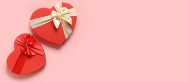 Sevgililer Günü kalp şeklinde kutular pembe arka planda. Düz yatıyordu. Kopya alanı olan romantik pankart veya tebrik kartı.