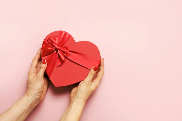 Valentijnsdag Hart Doos Vrouw Handen Roze Achtergrond Plat Gelegd Romantische — Stockfoto