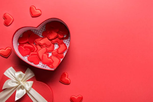 발렌타인데 심장은 배경에 선물이야 평평하게 로망스 카드에 공간이 있습니다 위에서 — 스톡 사진