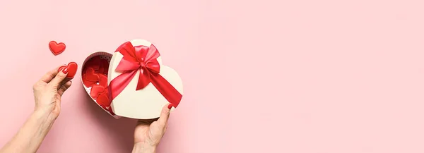 Vrouw Handen Met Rode Harten Van Valentijnsdag Geschenkdoos Roze Achtergrond — Stockfoto