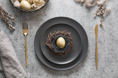 Altın ve siyah desenli Paskalya sofrası. Üst Manzara. Mutlu bayramlar..