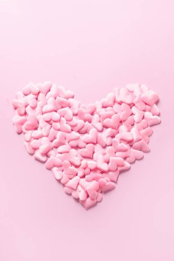 Pembe pembe pembe kalp. Sevgililer Günü kartına dikey selamlama.