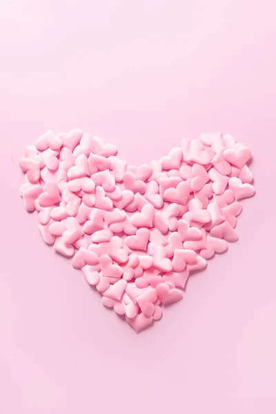 Cuore romantico rosa su rosa. Biglietto di auguri verticale San Valentino. — Foto Stock