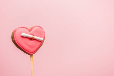 Kalp şeklinde jöleli kurabiyeler ve pembe harfli aşk mektubu. Sevgililer Günü tebrik kartı.