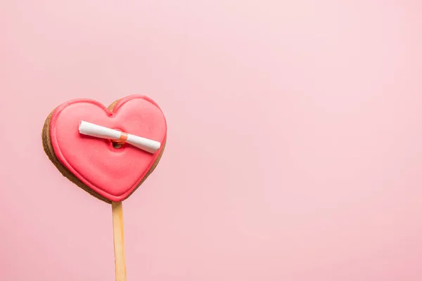 Biscotti glassati a forma di cuore con lettera d'amore su rosa. Biglietto di auguri per San Valentino — Foto Stock