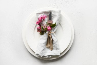 Beyaz taşın üzerinde elma ağacı çiçekleri olan zarif masa. Üst görünüm.