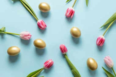 Yumurtalı Paskalya çerçevesi, mavi laleli. Metin için boşluk.