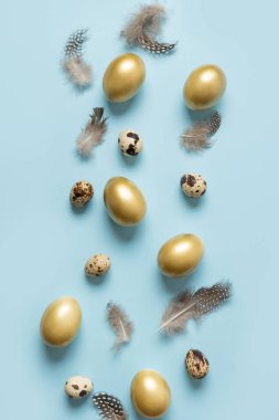 Mavi arka planda altın yumurtaları olan Paskalya dikey tebrik kartı.