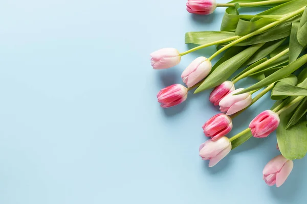 Ramo de tulipanes rojos sobre rosa. Patrón floral. Espacio para el texto. Día de la madre. — Foto de Stock