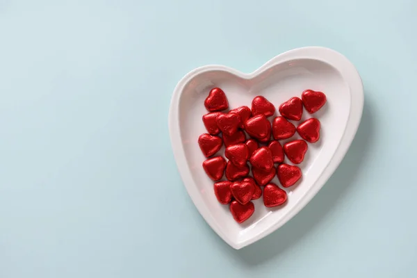 Dulces rojos de corazón, carta de amor y regalo en azul. Día de San Valentín invitación romántica. —  Fotos de Stock