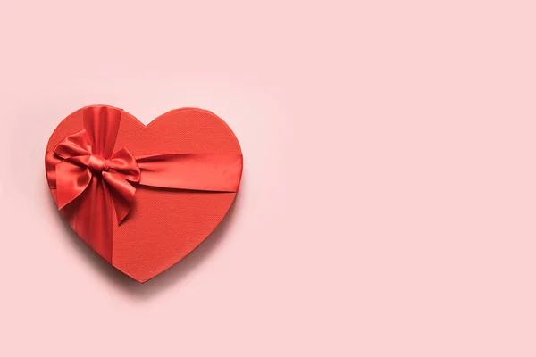 Caja de regalo roja en forma de corazón aislado en rosa. Banner con espacio para texto. Vista superior. Puesta plana. —  Fotos de Stock