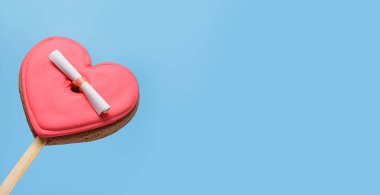 Sevgililer Günü pankartı, kalp şeklinde jöleli kurabiyeler ve mavi üzerine aşk mektubu..