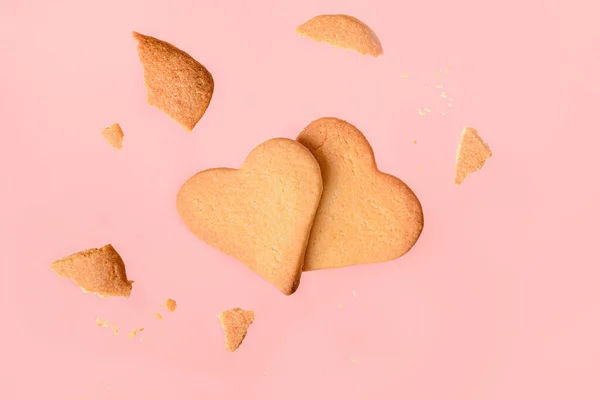 Biscotti fatti in casa a forma di cuore su rosa. — Foto Stock