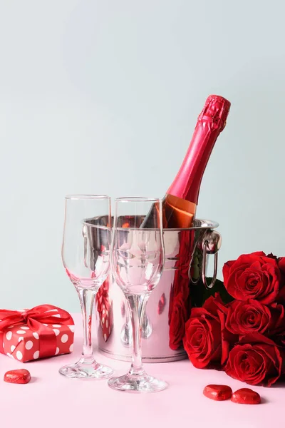 情人节的艳酒、礼物、红玫瑰和糖果都是蓝色的. — 图库照片