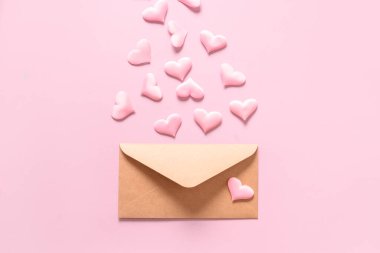 Pembe zarftan pembe aşk kalpleri. Sevgililer Günü tebrik kartı..