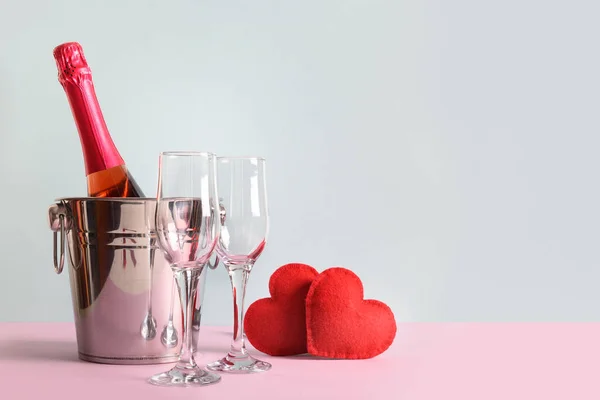 Vino espumoso, regalo, rosas rojas y dulces para el día de San Valentín en azul. — Foto de Stock