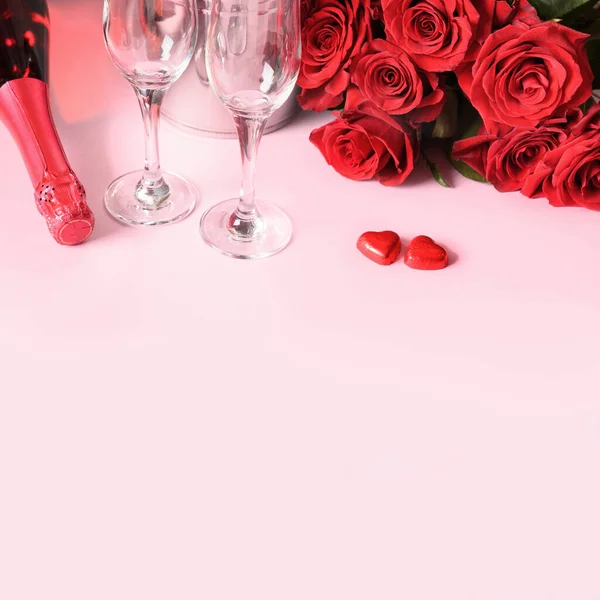 情人节浪漫设置为两个，一束红玫瑰，礼物，心巧克力糖果，香槟. — 图库照片