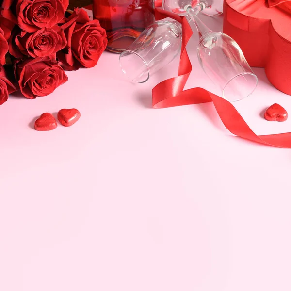 Día de San Valentín romántico conjunto, rosas rojas, regalo, dulces de chocolate. —  Fotos de Stock