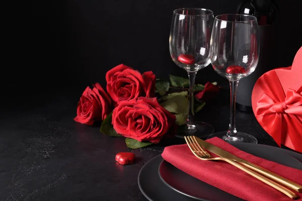 情人节红心巧克力糖果、酒杯和红玫瑰. — 图库照片