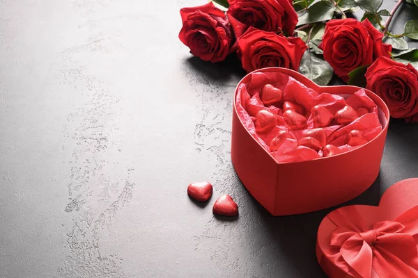 Sevgililer Günü hediyelik kutusunda çikolatalı şekerler.