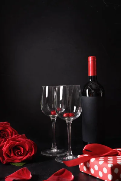 Червоні серця шоколадні цукерки, келихи і червоні троянди для Валентинів день.. — стокове фото