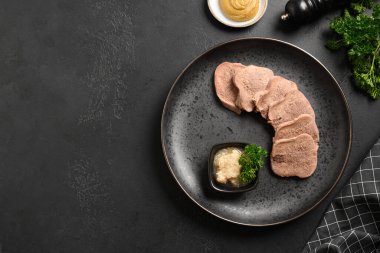 Biftek dili siyah masada yaban turpu sosu servis ediyordu. Harika bir aperatif. Üst Manzara. Metin için boşluk.