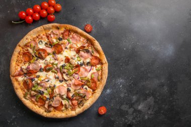 Domatesli İtalyan pizzası, pepperoni, soğan, yeşil dolmalık biber ve Mozzarella peyniri..