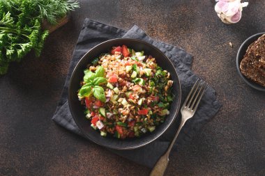 Domatesli mısır gevreği salatası, salatalık, koyu arkaplan yeşili. Sağlıklı bir akşam yemeği. Üst görünüm.
