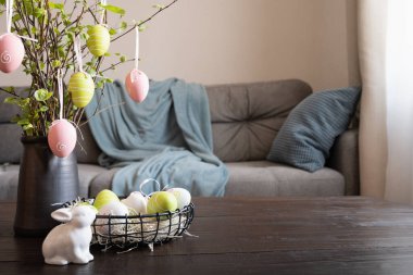 Paskalya ağacı ve renkli yumurtalarla dolu vazo. Kişisel tecrit.