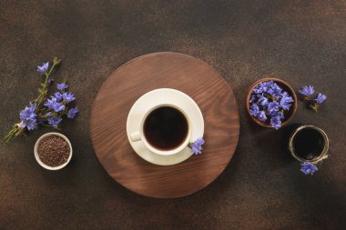 Hindiba içeceği ve çiçekler. Sağlıklı bitkisel içecek, kahve yerine.