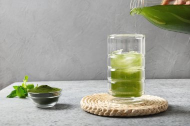 Buz küpüyle klorella içiriyorum..