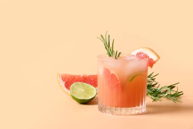 Limonlu greyfurt sodası ve bej arka planda garnitür biberiyesi. Mocktail Paloma. Kapat..