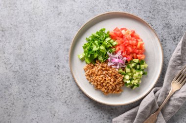 Sebzelerle yazılmış tahıl gevreği salatası..