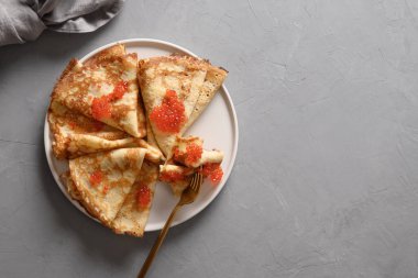 Rus ince krepleri ya da gri üzerinde kırmızı havyar olan blini..