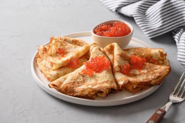 Rus ince krepleri ya da gri üzerinde kırmızı havyar olan blini..