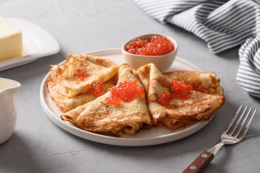 Rus ince krepleri ya da gri üzerinde kırmızı havyar olan blini..