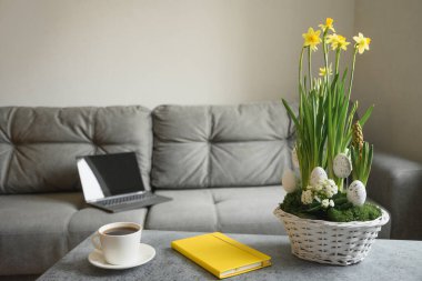 Paskalya ağacı ve boyalı yumurtalarla dolu vazo. Karantinaya alın. Kendini soyutlama. Ev hayatı..