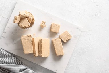 Beyaz üzerinde Türk fıstığı halkası.