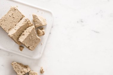 Beyaz arka planda ayçiçeği halkası. Boşluğu kopyala.