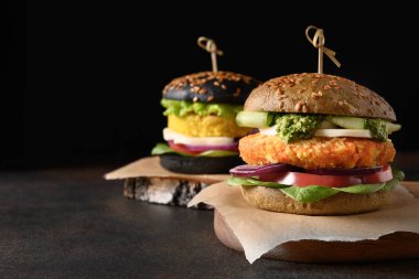 Bitki temelli et olarak sebze, lahana ve havuç köfteli vejetaryen Kara Burgerler..